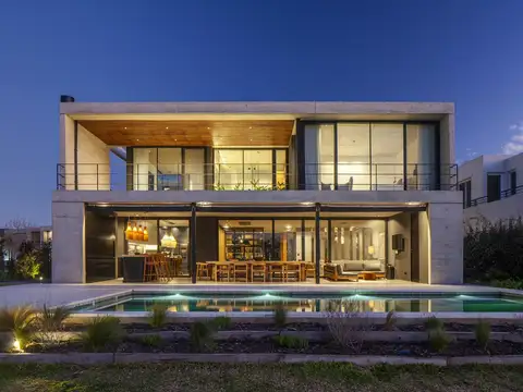 Casa en venta al río, en barrio Albanueva. 4 dormitorios en Suite, amueblada, orientacion norte