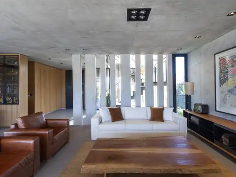 Casa 8 ambientes con 4 baños