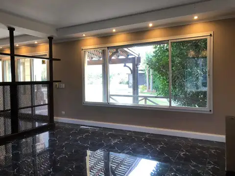 Casa 8 ambientes con 5 baños