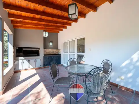 Casa 10 ambientes con 6 baños