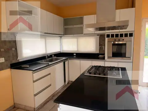 Casa en Alquiler con 2 cocheras