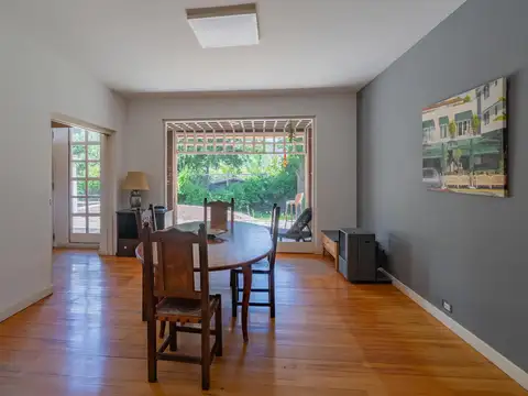 Importante residencia en esquina del barrio Los Troncos.