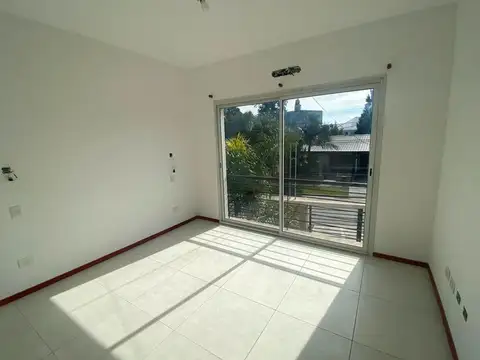 Casa en Alquiler con 1 cochera