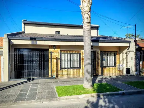 Casa 4 ambientes en venta en Morón con pileta