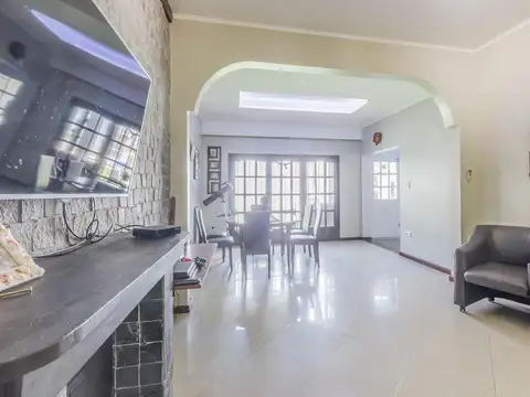 Casa en Venta con 2 cocheras