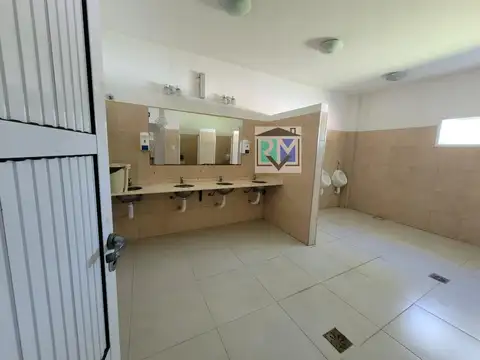 Amplio galpón en zona norte