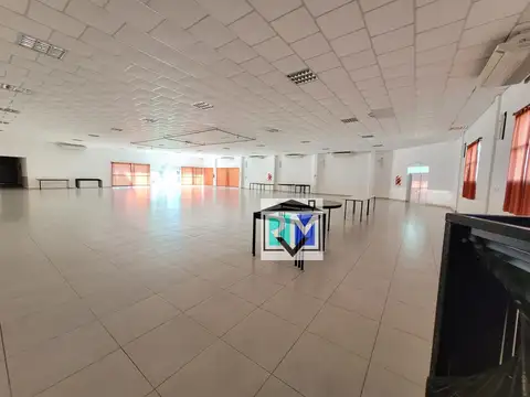 Amplio galpón en zona norte