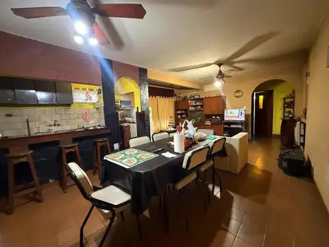 Casa 6 ambientes con 3 baños
