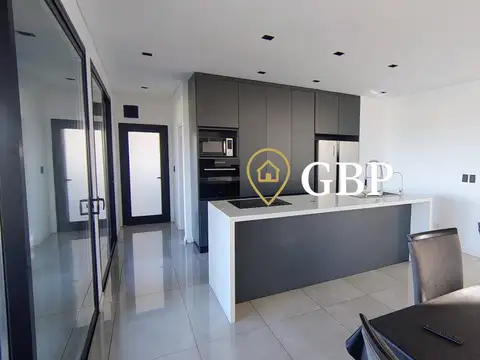 Casa en Venta con 4 cocheras