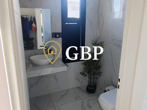 Casa 5 ambientes con 4 baños