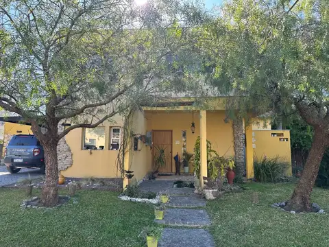 Casa 5 ambientes con 4 baños