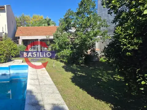 VENTA CASA EN LOTE PROPIO 3 AMBIENTES CON GRAN JARDÍN, PISCINA Y PARRILLA EN MUNRO