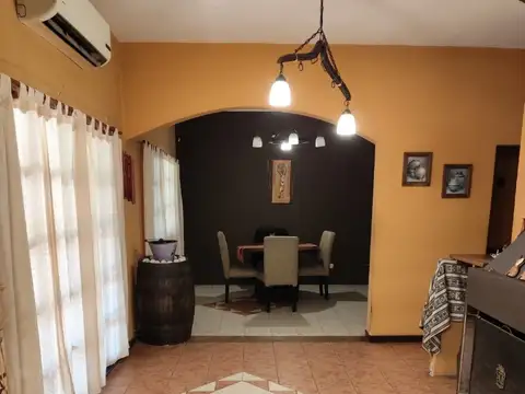 Gran casa con piscina en Parque Johnston. Acepta menor valor.Posible financiación parcial