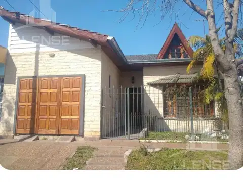 Casa 4 ambientes con quincho y jardín en venta - APTA CREDITO - Ezpeleta Oeste