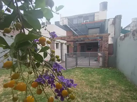 CASA CON JARDIN ! DE 3  DORMITORIOS, COCHERA Y SUM. ECHESORTU