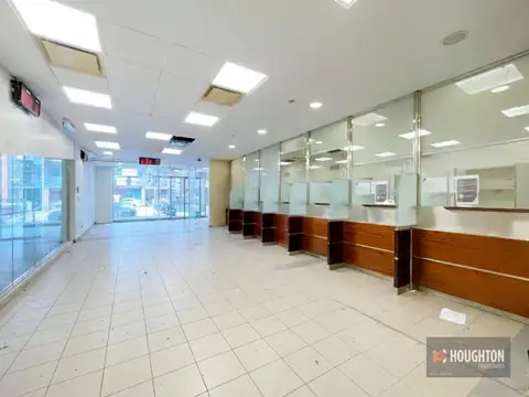 Local en VENTA sobre Av. Caseros al 2736, Parque Patricios - CABA.