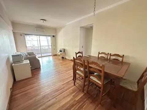 Departamento 3 Ambientes con Balcón, Patio y Cochera en Alquiler en Parque Rivadavia