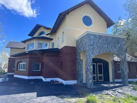 Casa 8 ambientes con 7 baños