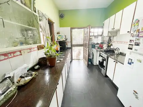 HERMOSO CHALET DE 3 DORMITORIOS EN AMPLIO LOTE PROPIO DE 355m2. MUY BUENA ZONA.