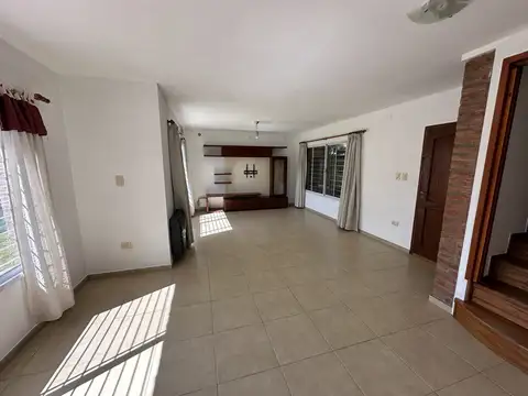 Casa en Alquiler con 1 cochera