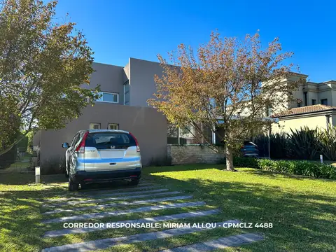 Casa en Venta con 2 cocheras