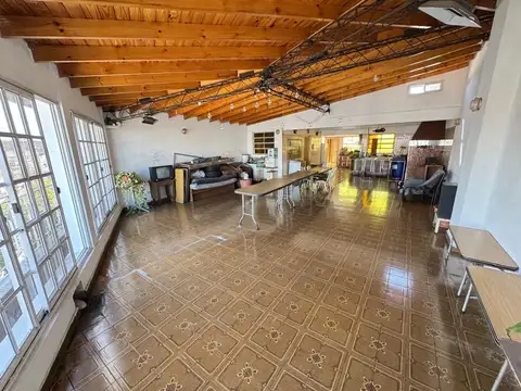 Venta Casa S/lote propio de 4Amb + 2 locales