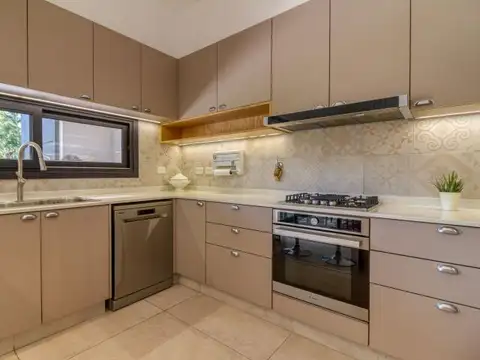 Casa en Venta con 3 cocheras