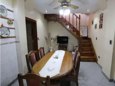 Depto Tipo Casa 6 ambientes con 2 baños