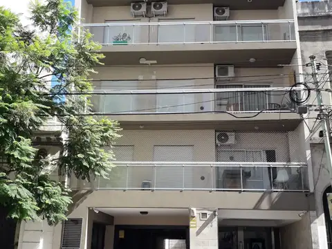 MONOAMBIENTE A MTS AV LA PLATA Y RIVADAVIA - SUPER LUMINOSO - LAVADERO - COCINA Y TERMOTANQUE A GAS NATURAL