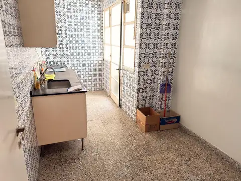2 amb. a la calle con balcón terraza.