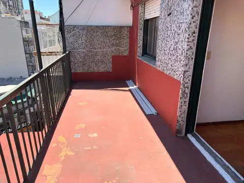 2 amb. a la calle con balcón terraza.