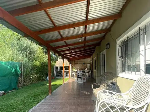 Casa 4 ambientes con 2 baños