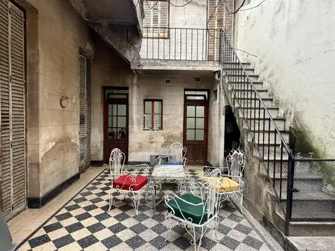 Venta casa con galerías a refaccionar y patios en lote 8.63x22mts - Villa del Parque