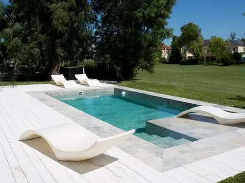 Casa en Alquiler con 6 cocheras