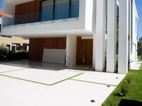 Casa en Alquiler con 6 cocheras