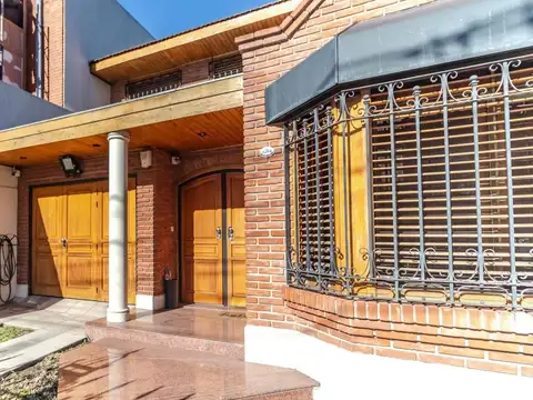 VENTA - CASA DE CATEGORÍA EN VILLA DEVOTO CON COCHERA Y PILETA