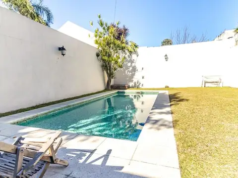 VENTA - CASA DE CATEGORÍA EN VILLA DEVOTO CON COCHERA Y PILETA