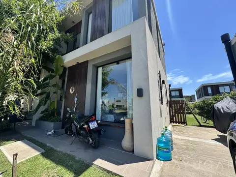 Casa en Venta con 3 cocheras