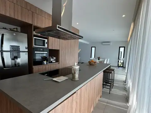 Casa 5 ambientes con 3 baños