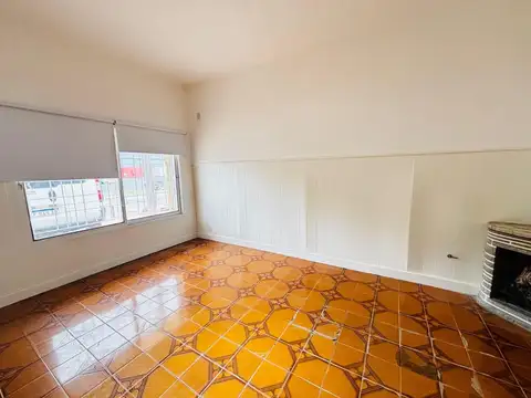 CASA EN VENTA LOTE PROPIO FONDO 233M2. PERMUTA