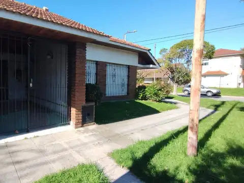 Venta. Chalet en Ph 2 ambientes con garage en esquina.
