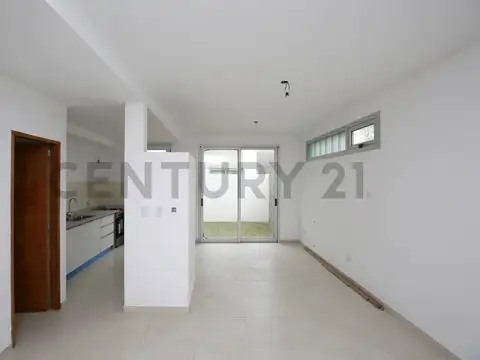 CASA DUPLEX EN VENTA EN LA PLATA A ESTRENAR DE 2 DORMITORIOS Y COCHERA