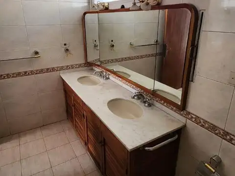 Casa en Venta con 3 cocheras