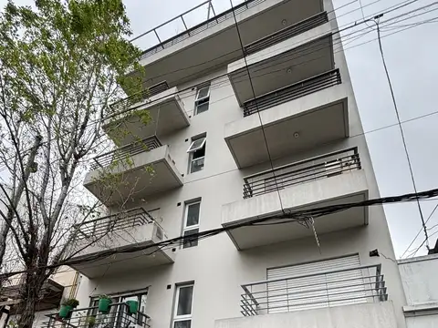 Departamento al frente con balcón y equipado