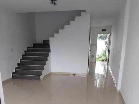 ALQUILA DUPLEX 3 ambientes   C/ PATIO  y COCHERA EN CHILAVERT, Gral San Martín