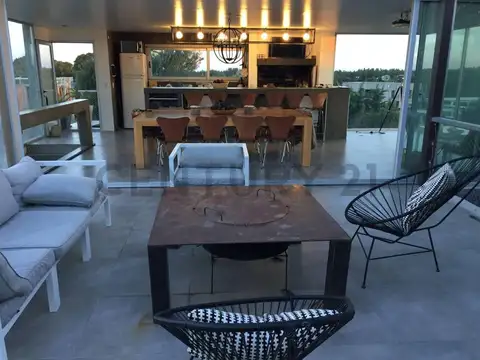 Casa en Venta con 2 cocheras