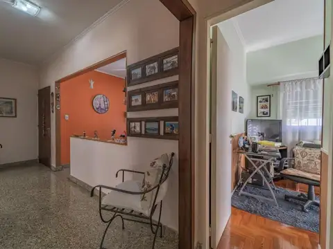CASA CON OFICINA,QUINCHO Y  COCHERA A LA VENTA