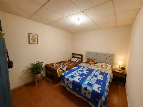 Casa 2 dormitorios, patio amplio.z