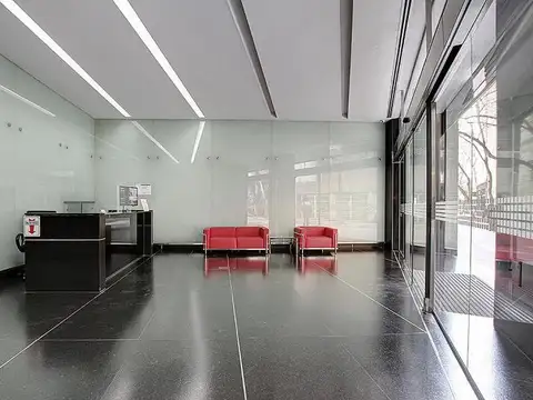 Oficina de 198 M2 con una cochera fija. Edificio ubicado a metros de Av. Corrientes y de Av. Callao