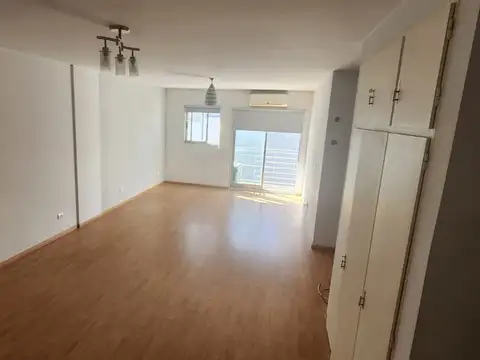 Monoambiente muy amplio al Cfte con Balcón